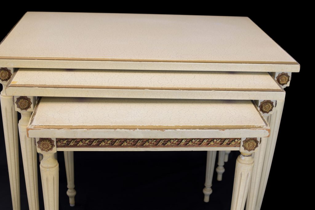 Set trei masute cu vopsea craquelle (8) Set trei masute cu vopsea craquelle