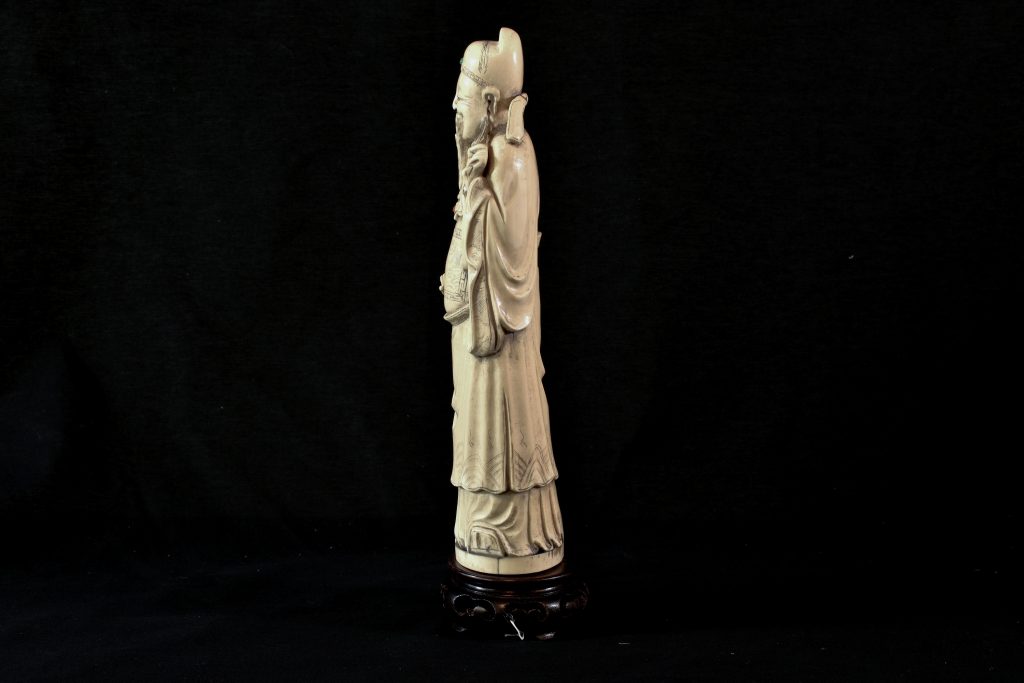 Statueta chinezeasca din fildes cu 2 pietre semipretioase