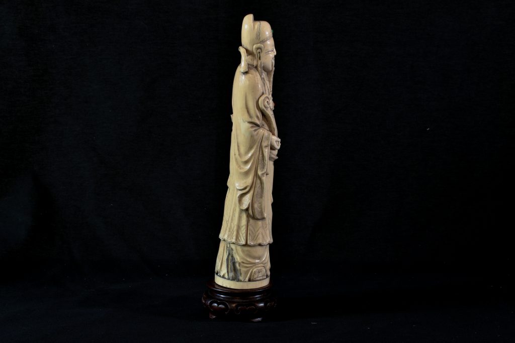 Statueta chinezeasca din fildes cu 2 pietre semipretioase