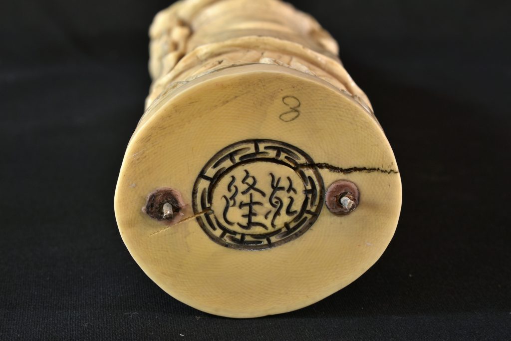 Statueta chinezeasca din fildes cu 2 pietre semipretioase