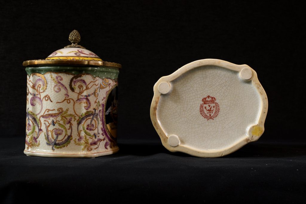 Vas din portelan craquelle cu capac (3) Vas din portelan craquelle cu capac