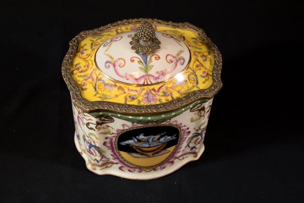 Vas din portelan craquelle cu capac (4) Vas din portelan craquelle cu capac