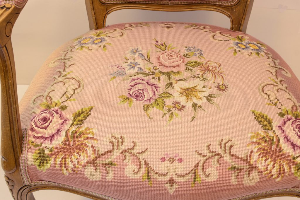 Fotoliu cu tapiterie din goblen cu motive florale (6) Fotoliu cu tapiterie din goblen cu motive florale