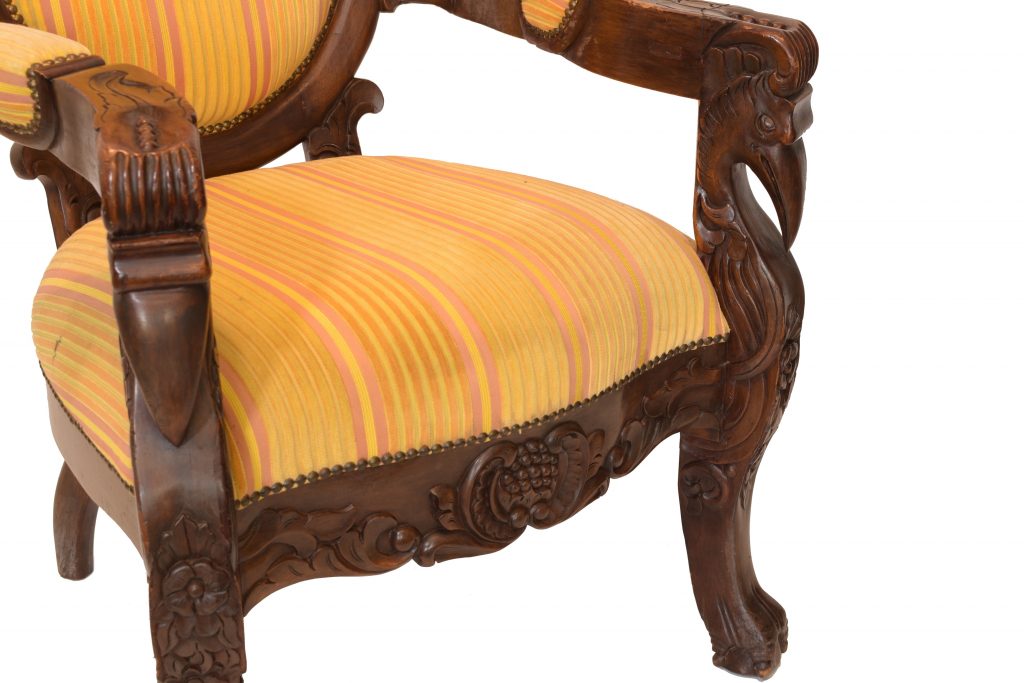 Fotoliu indonezian cu cap de Hornbill Fotoliu indonezian cu cap de Hornbill