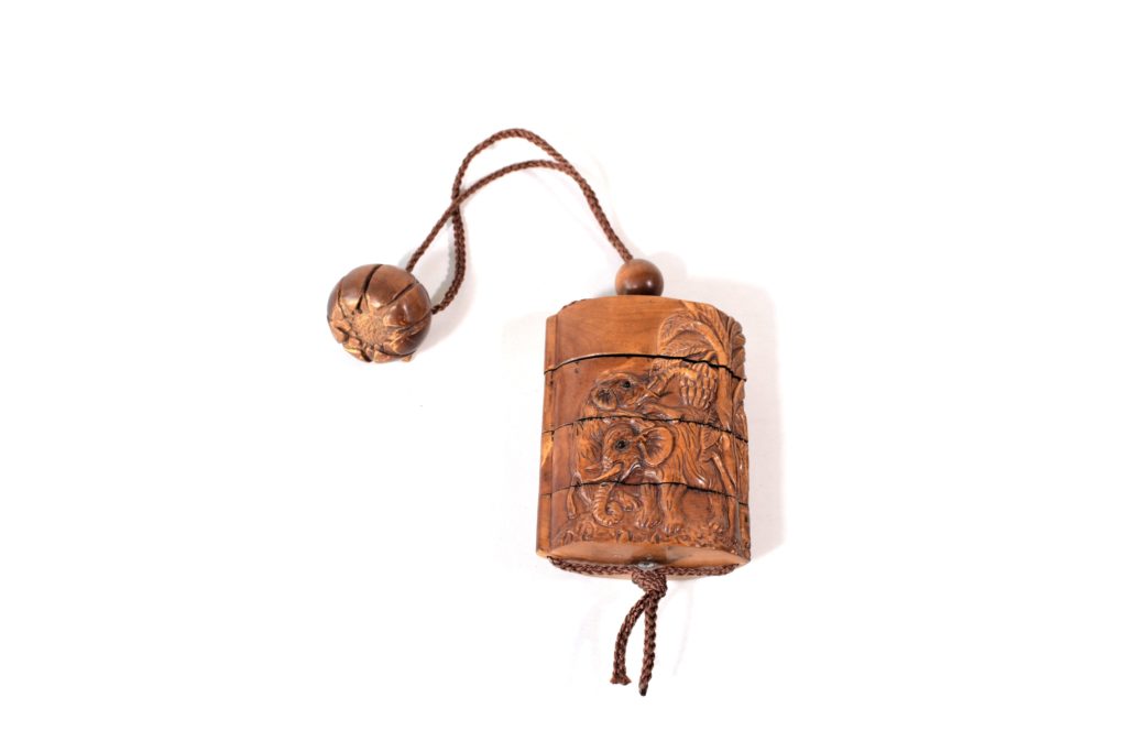 Inro cu elefanti cu semnatura (1) Inro cu elefanti cu semnatura