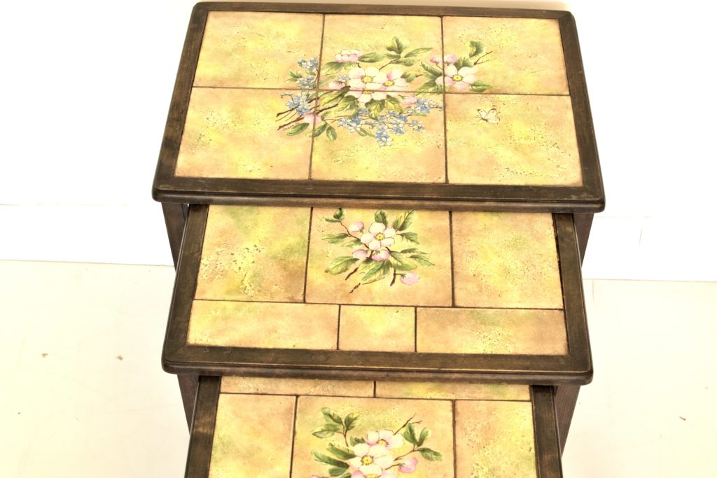 Set 3 masute cu gresie pictata