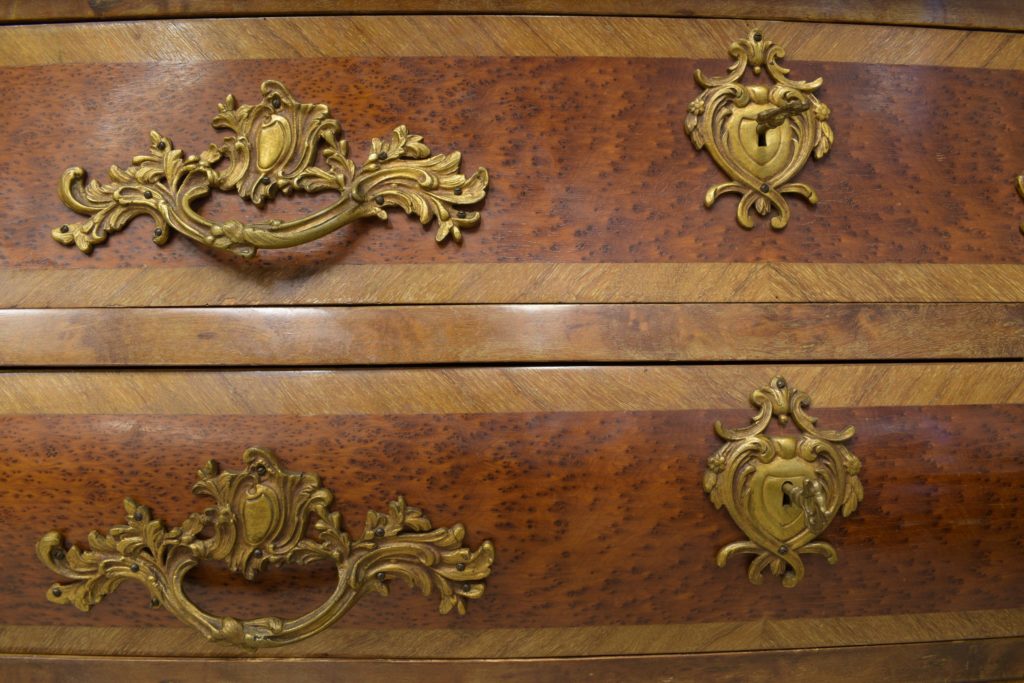 Comoda Louis al XV lea bombata (3) Comoda Louis al XV lea bombata