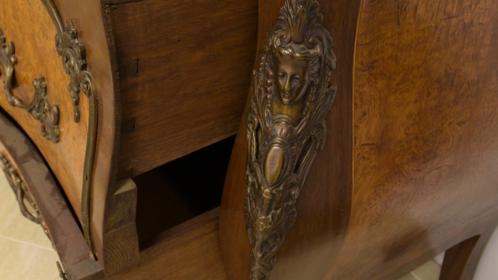 Comoda cu medalion Louis al XV lea (5) Comoda cu medalion Louis al XV lea