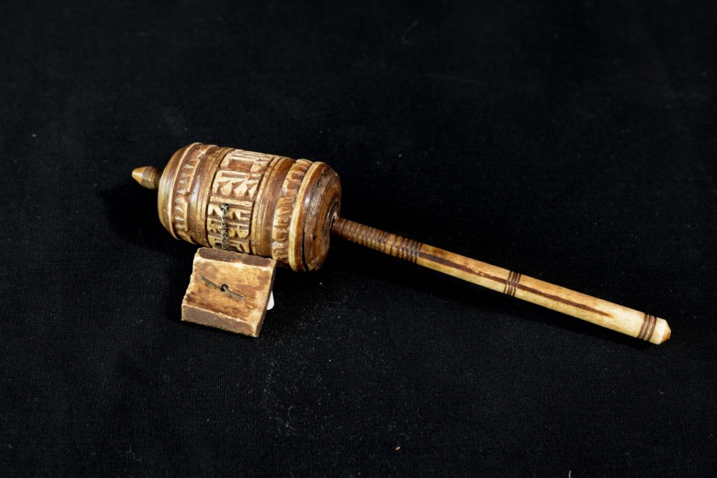 Roata de rugaciune tibetana din os (4) Roata de rugaciune tibetana din os