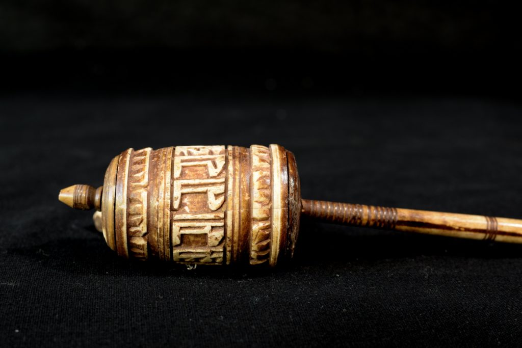 Roata de rugaciune tibetana din os (5) Roata de rugaciune tibetana din os