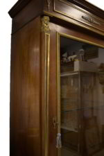 Vitrină neoclasică din mahon