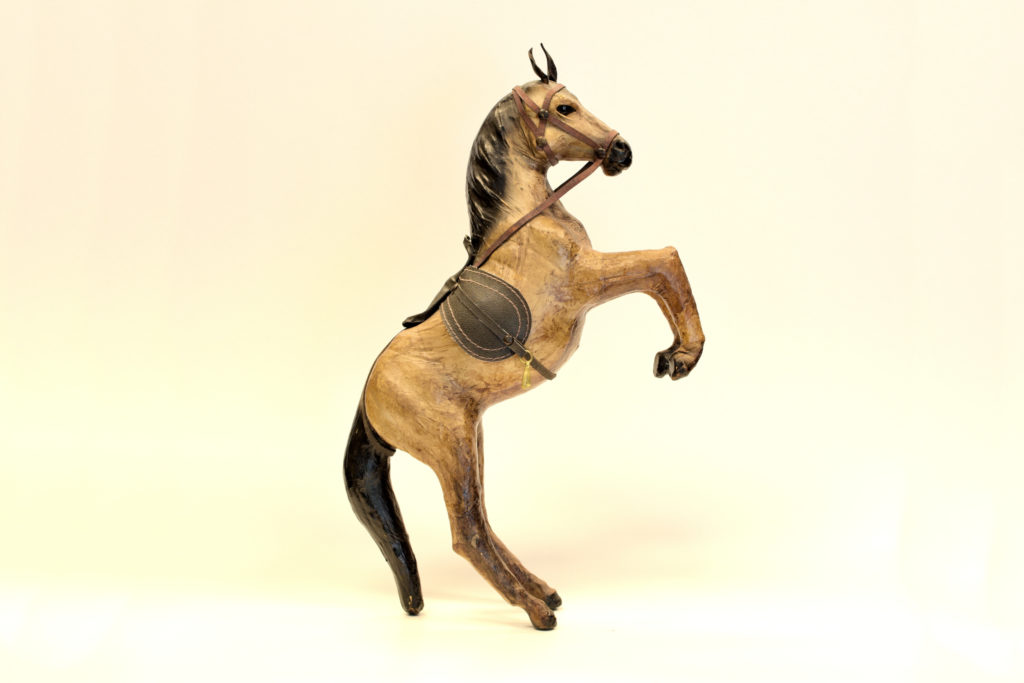 Cal confectionat din piele maro (1) Cal confectionat din piele maro