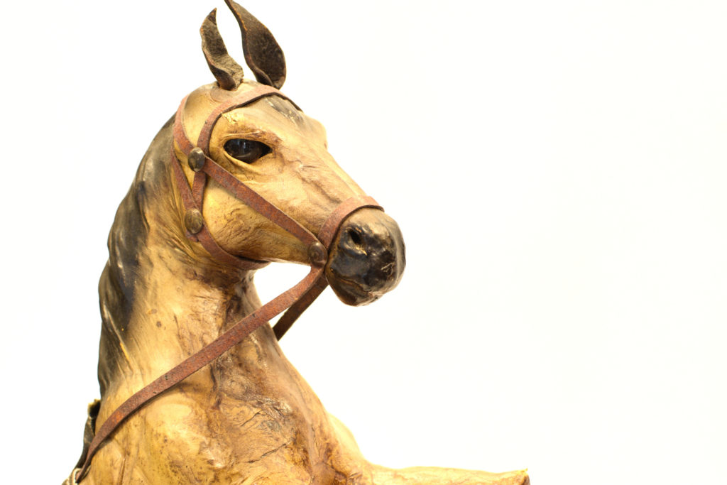 Cal confectionat din piele maro (2) Cal confectionat din piele maro