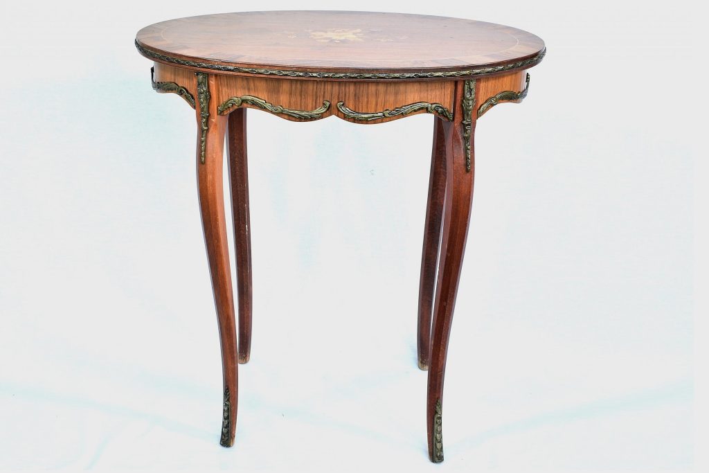 Masuta Louis al XV lea cu intarsii Masuta Louis al XV lea cu intarsii