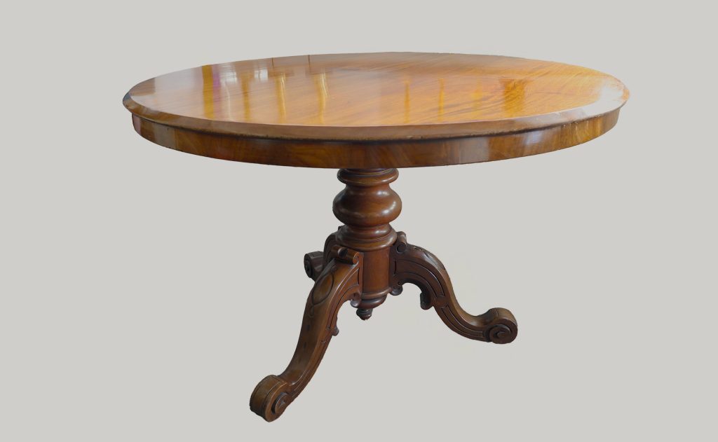 Masă rotunda în stil Victorian